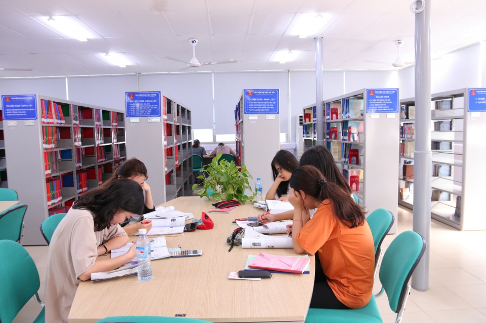 Thư viện Trường Hà Nội: Thư viện Trường Hà Nội là nơi đáng để khám phá. Với một không gian hiện đại và sang trọng, thư viện này đã được thiết kế để đáp ứng nhu cầu của cả sinh viên và giảng viên. Với các khu vực đọc sách và làm việc đầy ánh sáng tự nhiên, Thư viện Trường Hà Nội là nơi tốt nhất để tìm hiểu, tìm kiếm và phát triển kiến thức.